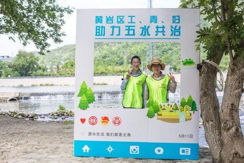 校园河边吃瓜,青春记忆里的甜蜜时光