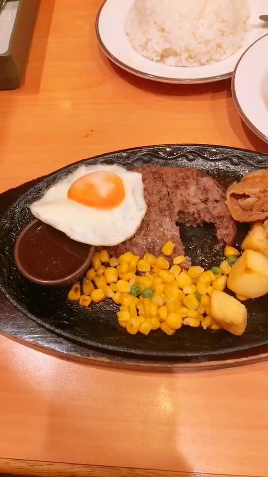 郑州打工小伙吃瓜