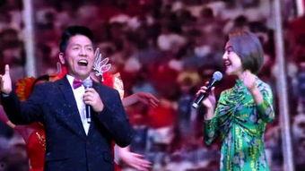 男女合唱吃瓜现场,甜蜜与欢乐交织