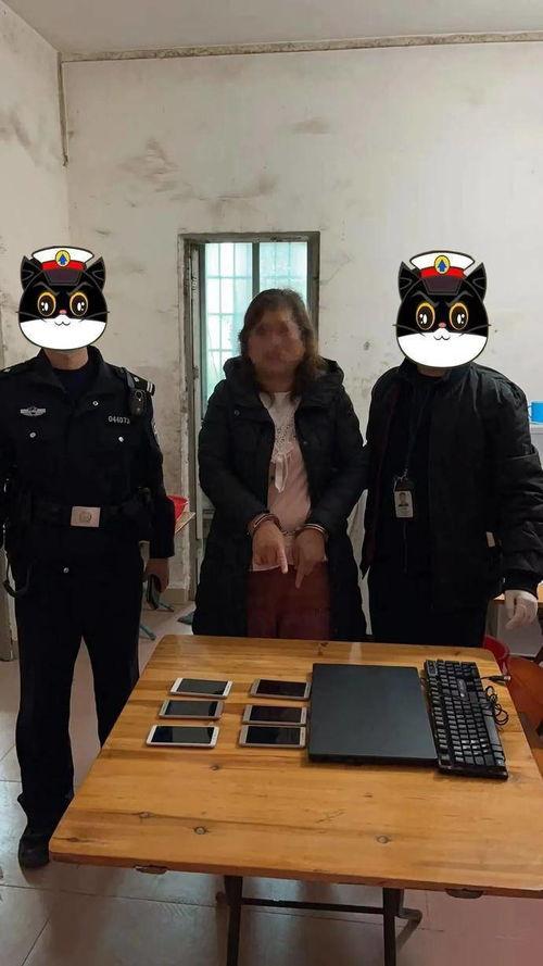 交警女吃瓜,一幕日常生活中的趣味瞬间