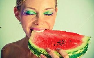 吃瓜容易溃疡吗,揭秘口腔健康之谜