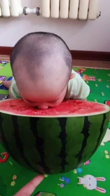 带你吃瓜搞笑熊孩子