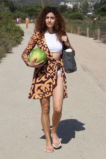 海滩拍照吃瓜图片