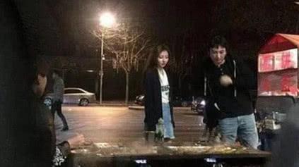 烧烤摊夫妇吃瓜,揭秘市井生活的酸甜苦辣